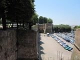 Parkplatz vor Mauer